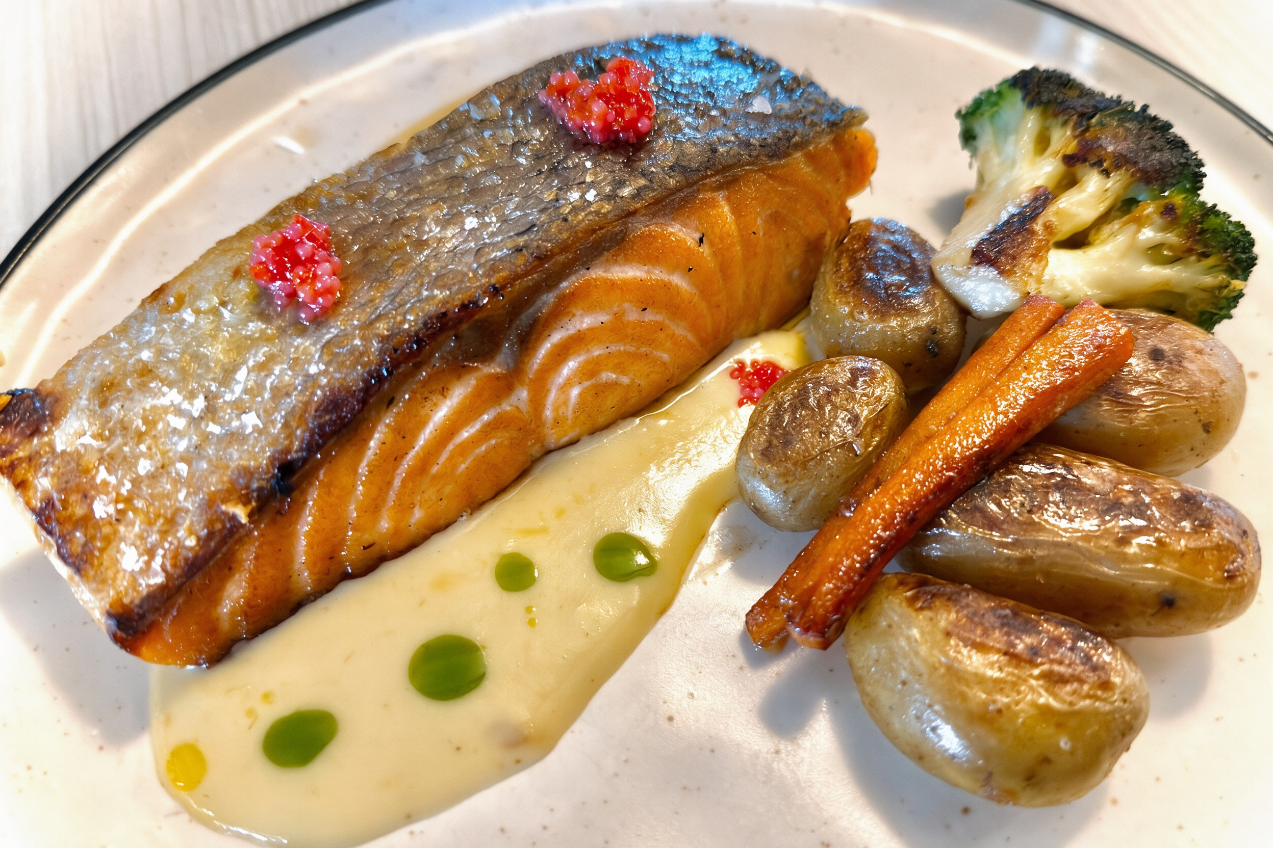Salmón a la plancha con piel acompañado de patata y zanahoria asadas, brócoli y salsa cremosa
